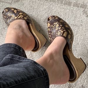 Kenneth Cole patterned mules
